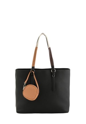 Bolso tote negro con superficie texturizada, asas tejidas bicolor y un bolso redondo marrón claro adjunto con cremallera y correa.
