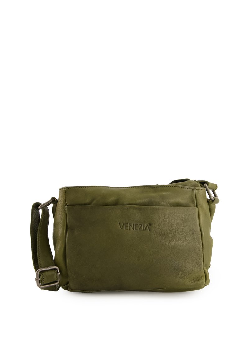 Grøn læder crossbody taske med en frontlomme, justerbar strop og diskret branding. Glat tekstur med et minimalistisk design.