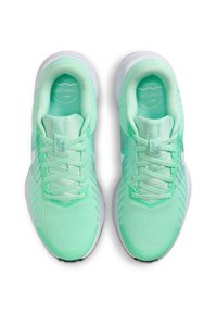 Baskets de sport en maille vert clair avec une tige respirante, surface texturée, lacets fins et semelles blanches. Présente un logo sur la semelle intérieure.