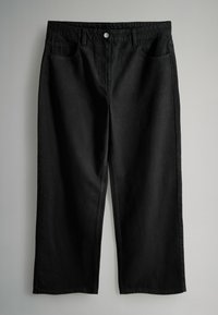 Melna džinsu auduma platā kāja bikses ar pogu aizdari, piecām kabatām un redzamu šuvju detaļām. Audumam ir gluda tekstūra un izturīgs svars.