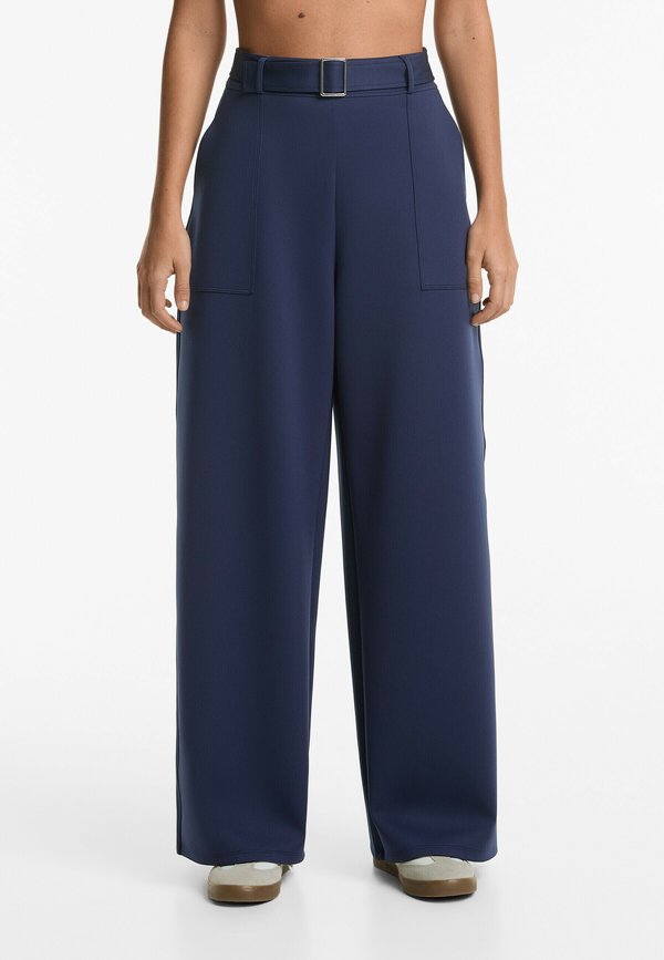 BELTED WIDE - Stoffhose