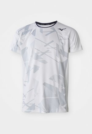 Camiseta atlética blanca de manga corta, con un patrón geométrico en gris, cuello redondo y logo de Mizuno en la parte superior izquierda. Fabricada con material transpirable.