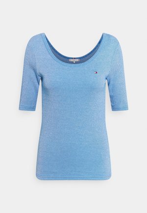 Top bleu clair côtelé à manches courtes avec encolure dégagée et petit logo brodé sur le côté gauche de la poitrine.