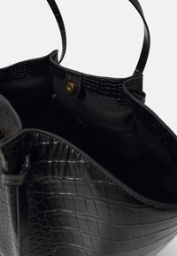 Gina Tricot LONG STRAP BAG - Shoppingveske - black croc