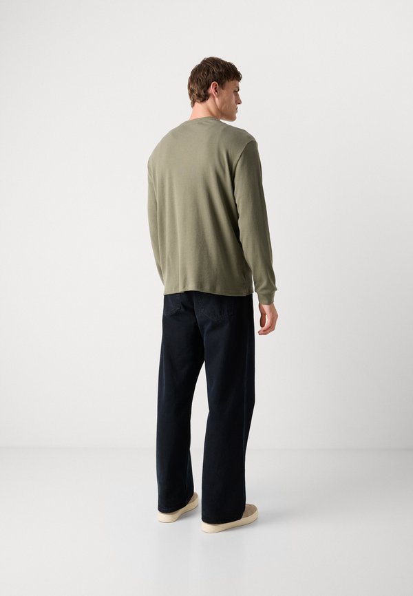 BADGE TEE - Long sleeved top - dusty olive3