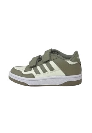 Baskets pour jeunes vertes et blanches avec des sangles velcro, dessus en cuir texturé, orteil perforé et semelle en caoutchouc blanche avec des rayures sur les côtés.