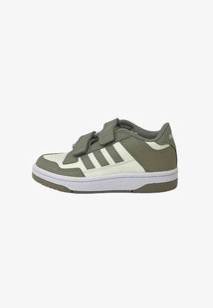 Sneakers giovanili verdi e bianchi con cinturini in velcro, tomaia in pelle testurizzata, punta perforata e suola in gomma bianca con strisce laterali.