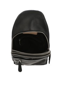 Schwarzer Leder-Rucksack mit abgerundetem oberen Teil, silbernem Reißverschluss und Innentasche. Glatte Textur und minimalistisches Design.