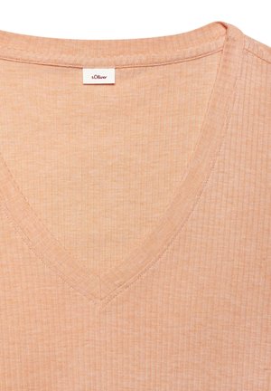 Perzikkleurige ribbel V-hals shirt met zichtbare stiksels en een s.Oliver merklabel aan de achterkant van de kraag.