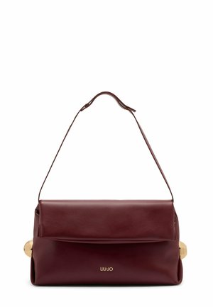 Sac à main en cuir bordeaux foncé avec une poignée supérieure, un rabat pliable et des accents dorés sur les côtés ainsi qu'un logo au centre avant.