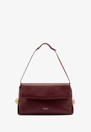 Dunkelburgunderfarbene Lederhandtasche mit einem oberen Griff, umklappbarem Klappenverschluss sowie goldfarbigen Seitenakzenten und Logo in der Mitte vorne.