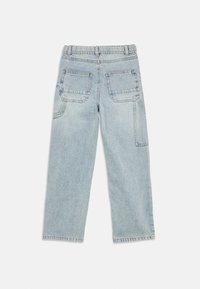 Vaqueros de mezclilla azul claro con un diseño de pernera recta, que cuentan con dos bolsillos traseros y costuras en contraste. Sin desgastes visibles ni adornos.