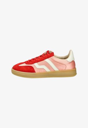 Laag model sneaker van rood suède en roze leer met witte zijstrepen en een zool van naturel rubber, gezien vanaf de buitenkant.