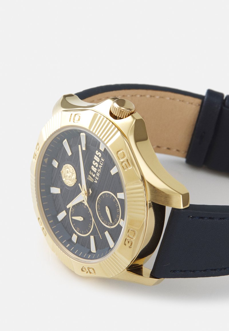 Herren Mützen, Hüte & Caps | Versus Versace VERSUS DTLA Uhr blue/gold-coloured/blau - PU47301 Herren Mützen, Hüte & Caps | Versus Versace VERSUS DTLA Uhr blue/gold-coloured/blau - PU47301