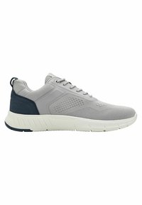 Herren Sport-Schuh mit einem grauen Mesh-Obermaterial, einem dunkelgrauen Wildleder-Fersenbereich, einer weißen Zwischensohle und einer strukturierten Gummisohle. Schnürverschluss mit reflektierenden Akzenten.