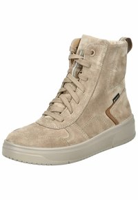 Bottine en daim beige à bout rond, surface texturée, avec un laçage à l'avant et des accents en cuir marron ; la semelle en caoutchouc offre une bonne adhérence.