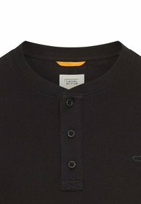 Sort langærmet henley skjorte med tre knaplukninger, ribbet udskæring og en gul accent ved den indre krave. Diskret brandlogo-detalje.