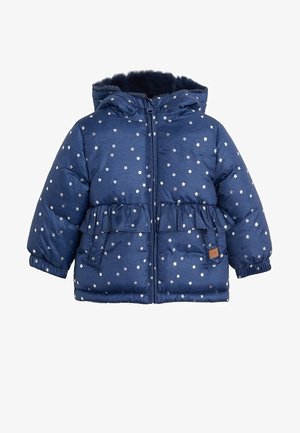 Chaqueta acolchada azul marino con estampado de estrellas plateadas, detalle de volante en la cintura, cierre con cremallera, capucha y dos bolsillos delanteros. Textura suave y diseño acolchado.
