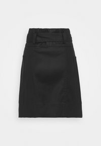 Svart kjol med en figursydd design, som har sidfickor och ett brett midjeband. Slät yta med subtila sömnadsdetaljer.