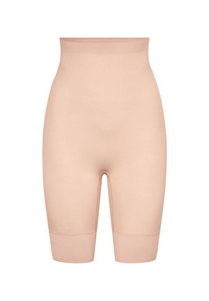 Sømløse beige shaping-shorts med høy midje og midt på låret lengde, designet for jevn kroppsforming og komfortabel passform.