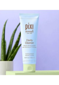 Tubo schiacciabile di colore azzurro chiaro con un cappuccio verde, etichettato "pixi skin treats Clarity Cleanser," contenente 4.6 fl. oz. di prodotto.