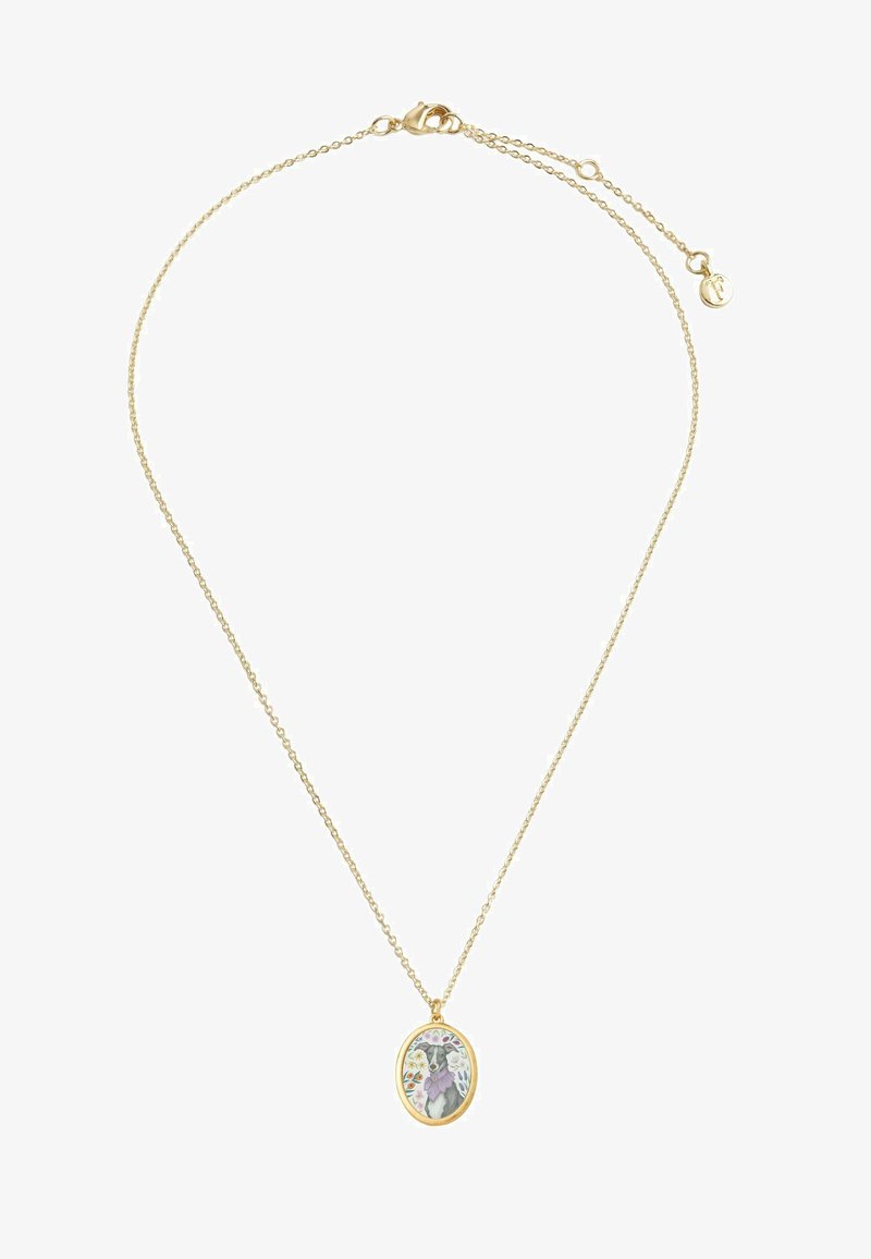 Guld kedjehalsband med en oval medaljong som har en blommönsterdesign och en central bild. Kedjan har en kräftklämma och justerbar längd.