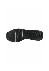 Semelle de chaussure en caoutchouc noir avec des motifs de crampons profonds et multidirectionnels, et un point de pivot rectangulaire. Présente une marque bien visible au centre.