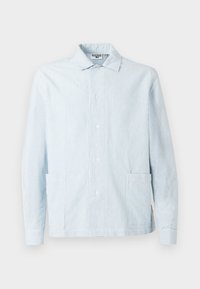 Šviesiai mėlyna dryžuota marškiniai su apykakle, priekiniais mygtukais ir dviem šoninėmis kišenėmis. Pagaminta iš audinio su lygiu paviršiumi ir kontrastingomis juostelėmis.