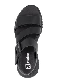 Sandalo nero con tre cinturini regolabili, superficie texturizzata, soletta imbottita e suola robusta con battistrada. Logo del marchio visibile.