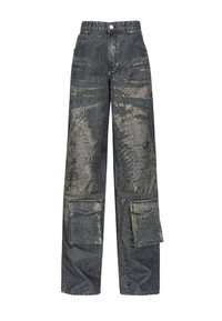 Pantalones cargo de mezclilla oscura con un ajuste holgado, que cuentan con dos grandes bolsillos laterales y una superficie desgastada con acentos en gris claro.