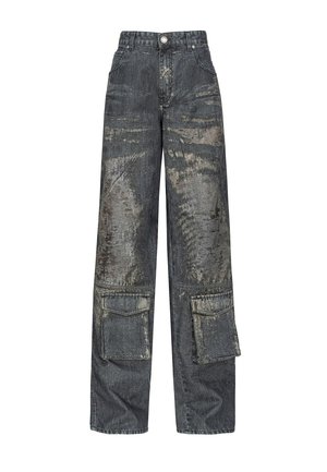 Pantaloni cargo in denim scuro con vestibilità ampia, dotati di due grandi tasche laterali e una superficie consumata con accenti grigio chiaro.