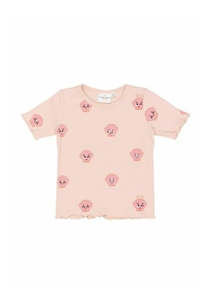 Lichtroze geribd T-shirt met speelse roze schelpenmotieven en ruches aan de mouwen. Gemaakt van zachte stof met een comfortabele pasvorm.