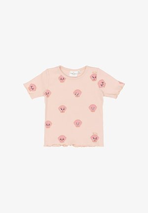 Hellrosa geripptes T-Shirt mit verspielten rosa Muschelmotiven und Rüschenärmeln. Hergestellt aus weichem Stoff mit entspannter Passform.