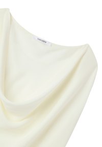 Top drappeggiato di colore crema realizzato in tessuto morbido con scollatura ampia. Presenta un'etichetta con la scritta "Terranova" vicino alla scollatura.