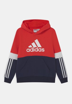 Felpa con cappuccio rossa e blu navy con logo Adidas bianco, tasca frontale e tre strisce bianche su ciascun manica. Tessuto morbido, design casual.