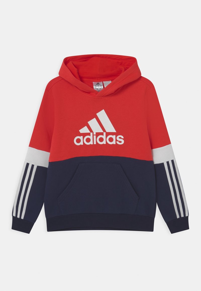 Červená a námořnická modrá mikina s kapucí, bílým logem Adidas, přední kapsou a třemi bílými pruhy na každém rukávu. Měkká látka, ležérní design.