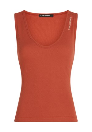 Top in tessuto a costine color ruggine con scollatura a barchetta. Presenta un logo discreto sulla spalla. Silhouette aderente.