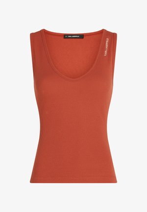 Roodbruin tanktop gemaakt van geribbelde stof met een ronde hals. Heeft subtiele branding op de schouder. Strakke pasvorm.