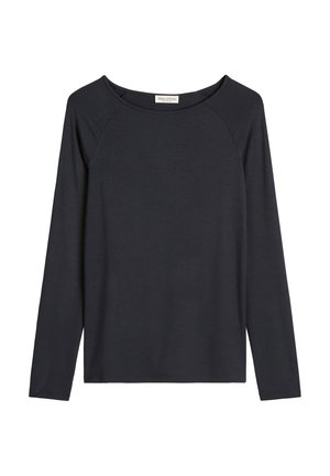 Donkerblauwe lange mouwen top met een brede bootnek, raglanmouwen en een gladde textuur. Geen zichtbare patronen of hardware.