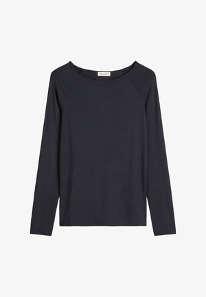 Ciemnoniebieski top z długim rękawem, z szerokim dekoltem w łódkę, rękawami raglanowymi i gładką teksturą. Brak widocznych wzorów lub elementów metalowych.