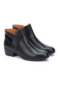 Bottes noires en cuir à talon court, avec un bout pointu, présentant des panneaux latéraux élastiques et une touche texturée noire.
