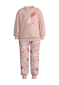 Roze katoenen trainingspak met een sweatshirt met een kattenillustratie en gewatteerde schouders, gecombineerd met gestreepte broek met afbeeldingen van bomen en dieren.