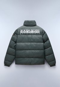 Giacca bomber verde con collo alto, caratterizzata da un logo bianco sulla schiena e sezioni orizzontali trapuntate. Polsini e orlo elasticizzati.