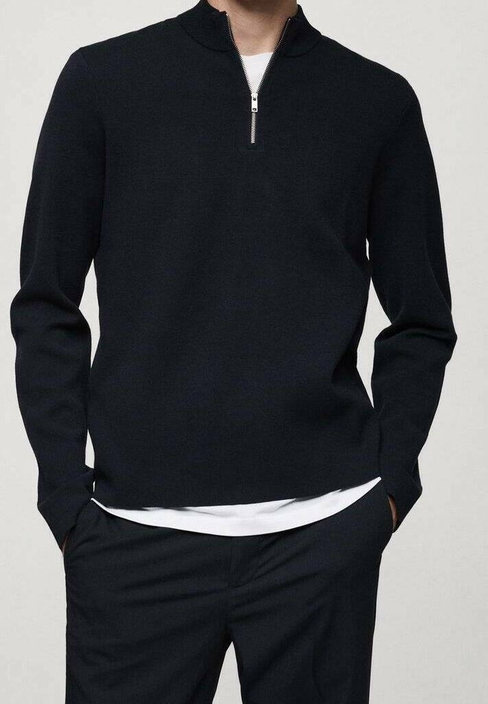 Pull-over noir avec un col à demi-fermeture éclair, fabriqué en maille douce, avec des manches longues et une coupe décontractée.