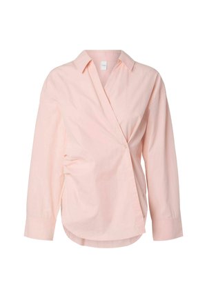 Lys rosa bluse med lange ermer, omslag foran, spiss krage og knappelukking i livet.