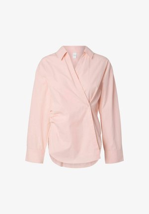 Lys rosa bluse med lange ermer, omslag foran, spiss krage og knappelukking i livet.