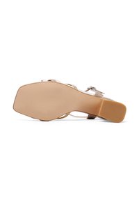 Sandalo con tacco chunky, suola liscia beige, cinturini brillanti e punta quadrata. Buckle regolabile alla caviglia per una vestibilità perfetta.