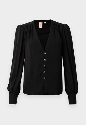 Blusa negra de manga larga con escote en V profundo, cinco botones decorativos, detalles de hombros plisados y puños ajustados. Tela suave y ligera.