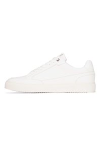 Sneaker bianco con un esterno in pelle liscia, punta rotonda, sei asole e una suola in gomma testurizzata. Design minimalista, senza motivi visibili.