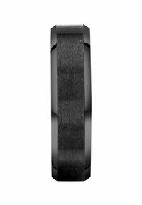 Anello in ceramica nera con superficie piatta e leggermente texturizzata. Presenta bordi lucidi e una finitura liscia e opaca al centro della fascia.